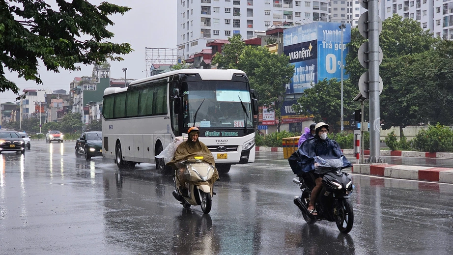 Đường phố H&agrave; Nội vắng lặng trước b&atilde;o số 3 Yagi- Ảnh 3.