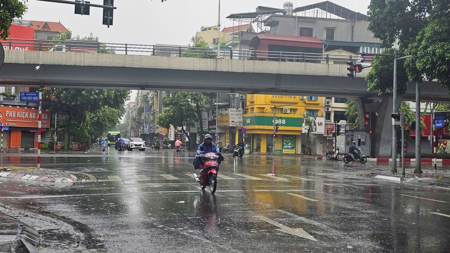 Đường phố H&agrave; Nội vắng lặng trước b&atilde;o số 3 Yagi- Ảnh 4.