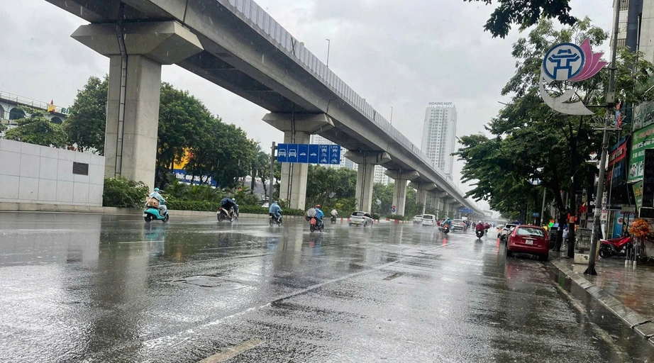 Đường phố H&agrave; Nội vắng lặng trước b&atilde;o số 3 Yagi- Ảnh 1.