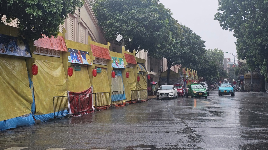 Đường phố H&agrave; Nội vắng lặng trước b&atilde;o số 3 Yagi- Ảnh 7.