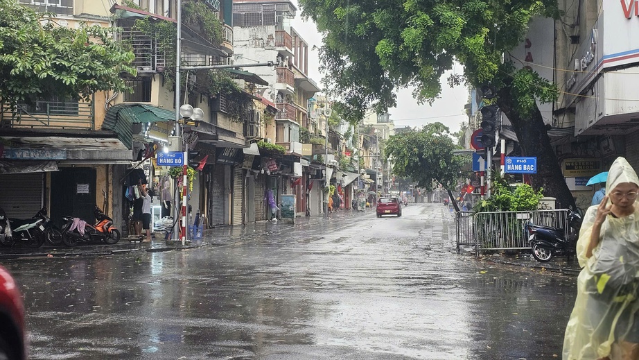 Đường phố H&agrave; Nội vắng lặng trước b&atilde;o số 3 Yagi- Ảnh 6.