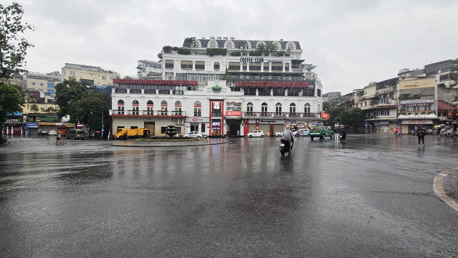 Đường phố H&agrave; Nội vắng lặng trước b&atilde;o số 3 Yagi- Ảnh 11.