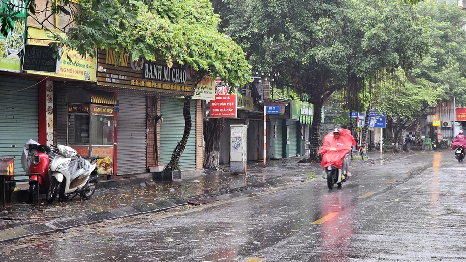 Đường phố H&agrave; Nội vắng lặng trước b&atilde;o số 3 Yagi- Ảnh 8.