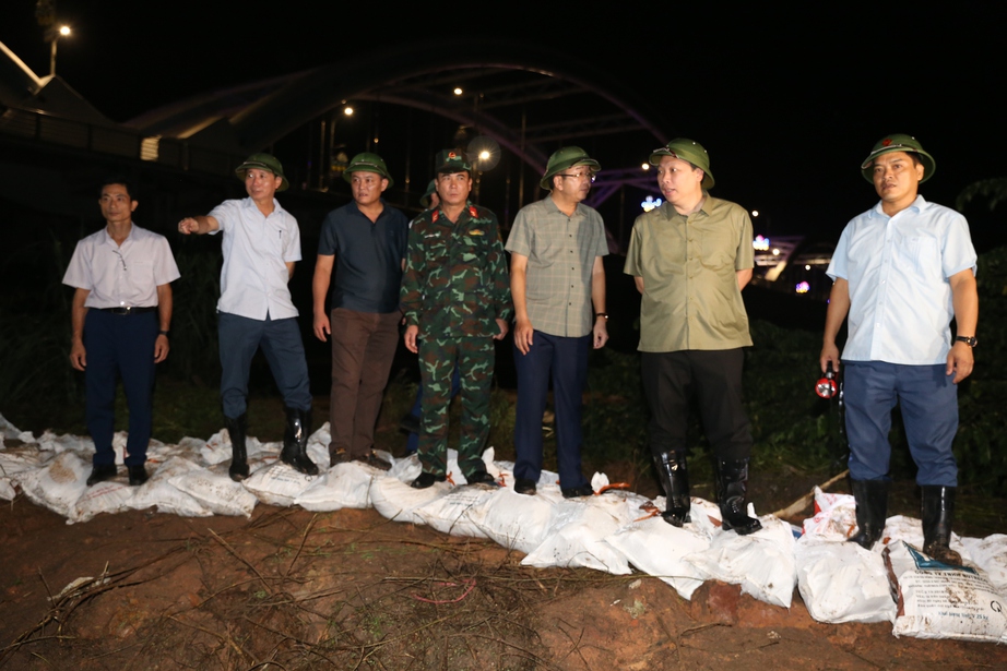 Xuy&ecirc;n đ&ecirc;m đ&agrave;o đất đắp đ&ecirc; chống lũ tại Th&aacute;i Nguy&ecirc;n- Ảnh 3.