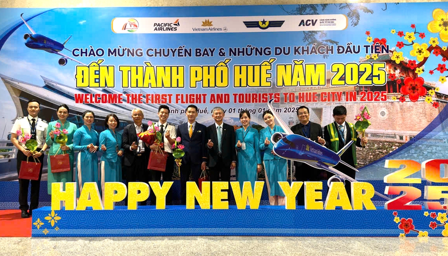 Vietnam Airlines đón những vị khách đầu tiên năm 2025- Ảnh 1. Vietnam Airlines đón những vị khách đầu tiên năm 2025- Ảnh 1.