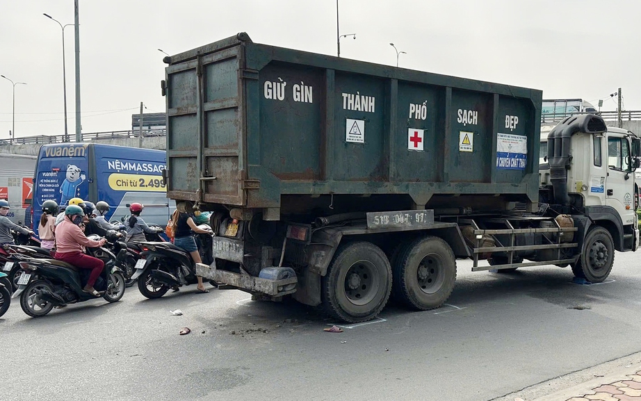 Xe tải chở r&aacute;c va chạm với xe đạp, một cụ &ocirc;ng bị thương nặng- Ảnh 1.