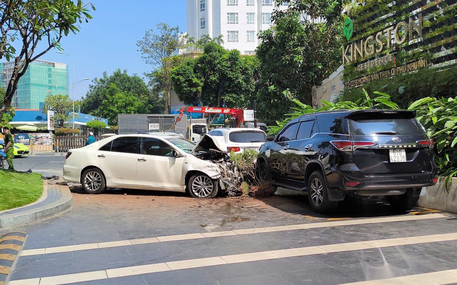TP.HCM: &Ocirc; t&ocirc; mất l&aacute;i g&acirc;y tai nạn li&ecirc;n ho&agrave;n tr&ecirc;n đường Ho&agrave;ng Văn Thụ- Ảnh 1.