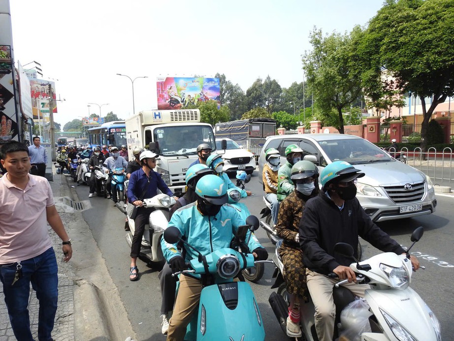 TP.HCM: &Ocirc; t&ocirc; mất l&aacute;i g&acirc;y tai nạn li&ecirc;n ho&agrave;n tr&ecirc;n đường Ho&agrave;ng Văn Thụ- Ảnh 5.
