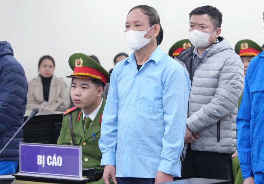 Cựu chủ tịch NXB Gi&aacute;o dục hầu t&ograve;a với c&aacute;o buộc nhận hối lộ 25 tỷ- Ảnh 1.