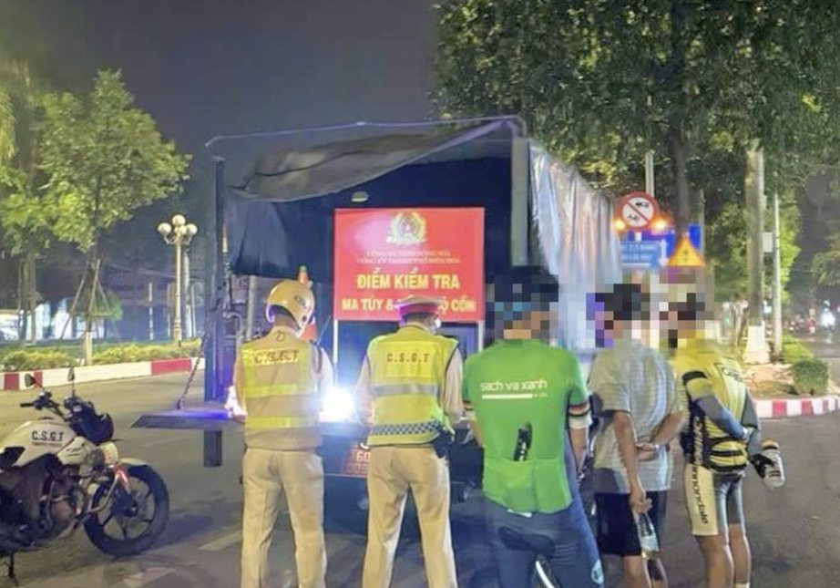 Lập bi&ecirc;n bản 13 người đi xe đạp v&agrave;o đường cấm ở Đồng Nai- Ảnh 1.