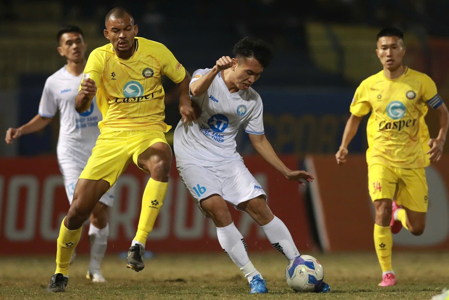 V-League 2024-2025: Nam Định suýt ôm hận trên sân Thanh Hóa - Ảnh 1. V-League 2024-2025: Nam Định suýt ôm hận trên sân Thanh Hóa - Ảnh 1.