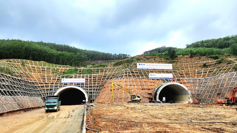 Cận cảnh 2 hầm cao tốc xuyên núi qua Quảng Ngãi thi công vượt tiến độ- Ảnh 1. Cận cảnh 2 hầm cao tốc xuyên núi qua Quảng Ngãi thi công vượt tiến độ- Ảnh 1.