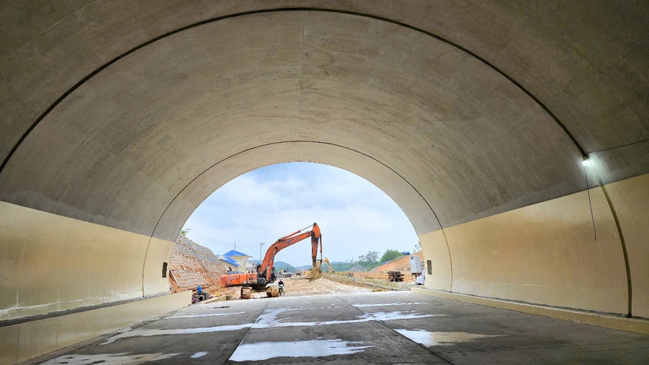 Cận cảnh 2 hầm cao tốc xuyên núi qua Quảng Ngãi thi công vượt tiến độ- Ảnh 3. Cận cảnh 2 hầm cao tốc xuyên núi qua Quảng Ngãi thi công vượt tiến độ- Ảnh 3.