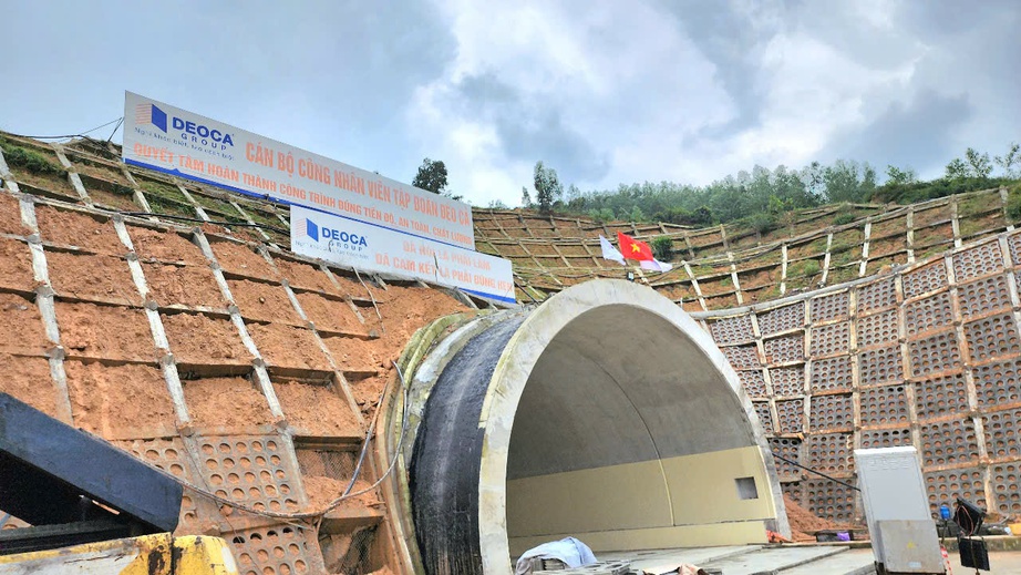 Cận cảnh 2 hầm cao tốc xuyên núi qua Quảng Ngãi thi công vượt tiến độ- Ảnh 5. Cận cảnh 2 hầm cao tốc xuyên núi qua Quảng Ngãi thi công vượt tiến độ- Ảnh 5.