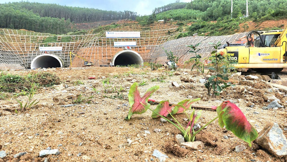 Cận cảnh 2 hầm cao tốc xuyên núi qua Quảng Ngãi thi công vượt tiến độ- Ảnh 6. Cận cảnh 2 hầm cao tốc xuyên núi qua Quảng Ngãi thi công vượt tiến độ- Ảnh 6.