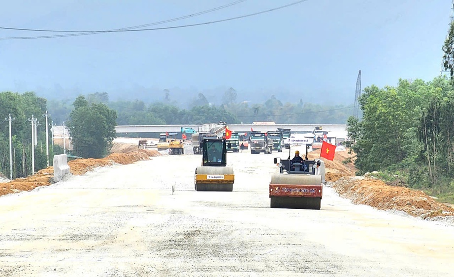 Cận cảnh 2 hầm cao tốc xuyên núi qua Quảng Ngãi thi công vượt tiến độ- Ảnh 7. Cận cảnh 2 hầm cao tốc xuyên núi qua Quảng Ngãi thi công vượt tiến độ- Ảnh 7.