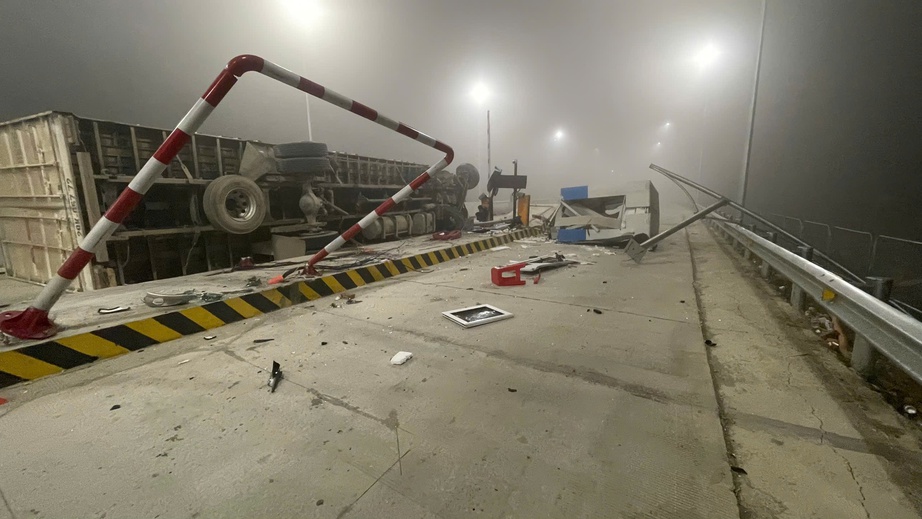 Xe container lao vào cabin trạm thu phí cao tốc Diễn Châu - Bãi Vọt, một người bị thương- Ảnh 1. Xe container lao vào cabin trạm thu phí cao tốc Diễn Châu - Bãi Vọt, một người bị thương- Ảnh 1.