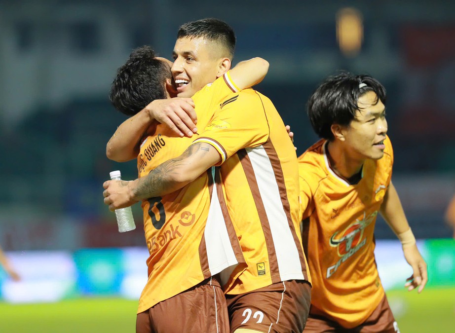 V-League: Dẫn trước 2 b&agrave;n, HAGL vẫn để rơi điểm đầy kh&oacute; hiểu - Ảnh 1.