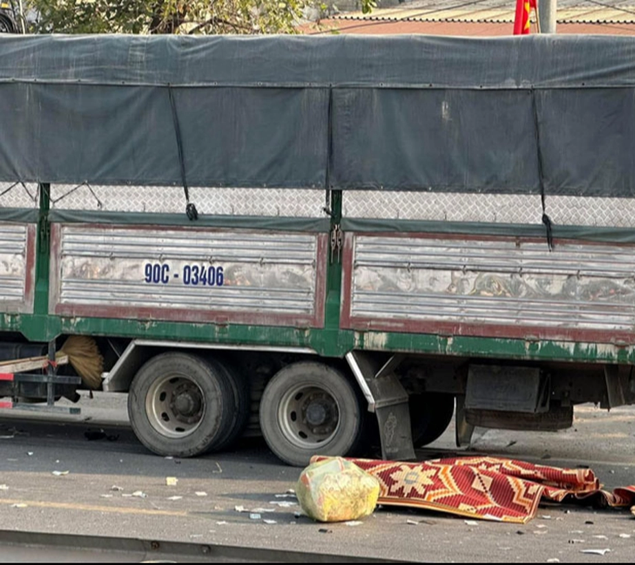 Hiện trường vụ TNGT nghiêm trọng khiến 4 người thương vong. Hiện trường vụ TNGT nghiêm trọng khiến 4 người thương vong.