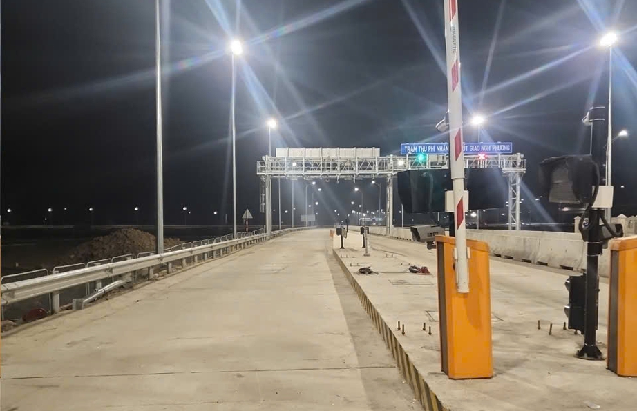 Thông xe qua trạm thu phí cao tốc Diễn Châu – Bãi Vọt sau sự cố tai nạn giao thông- Ảnh 1. Thông xe qua trạm thu phí cao tốc Diễn Châu – Bãi Vọt sau sự cố tai nạn giao thông- Ảnh 1.