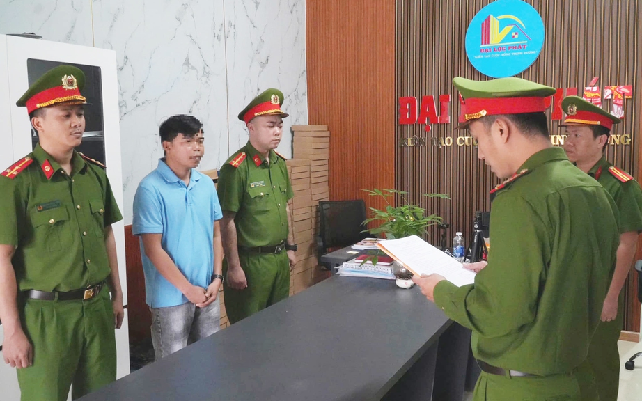 Bắt gi&aacute;m đốc doanh nghiệp n&uacute;p b&oacute;ng cầm đồ cho vay l&atilde;i suất 120%- Ảnh 1.
