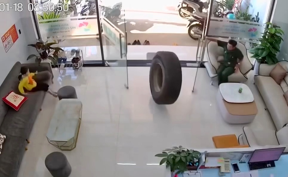 Khoảnh khắc b&aacute;nh xe tải bất ngờ văng ra, lăn thẳng v&agrave;o ph&ograve;ng kh&aacute;m b&ecirc;n đường - Ảnh 1.