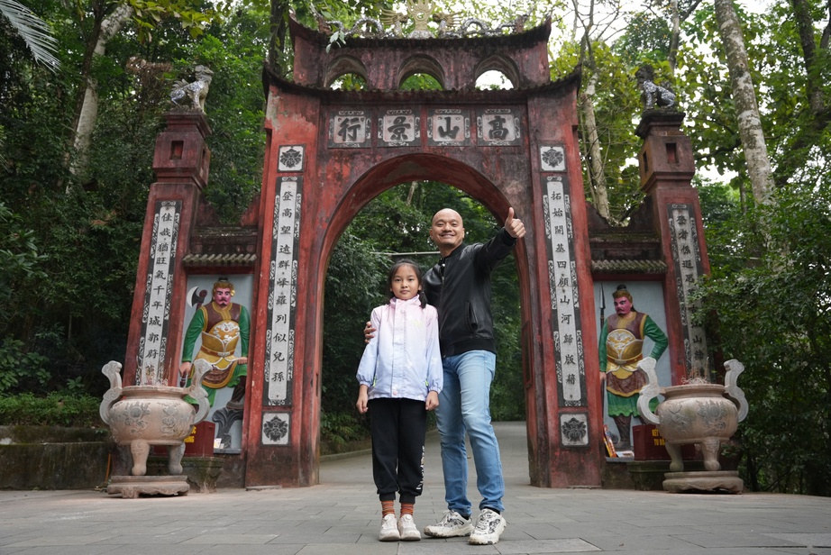 “Cha con vạn dặm” đưa nhân vật trải nghiệm hành trình về đất tổ - Ảnh 1. “Cha con vạn dặm” đưa nhân vật trải nghiệm hành trình về đất tổ - Ảnh 1.