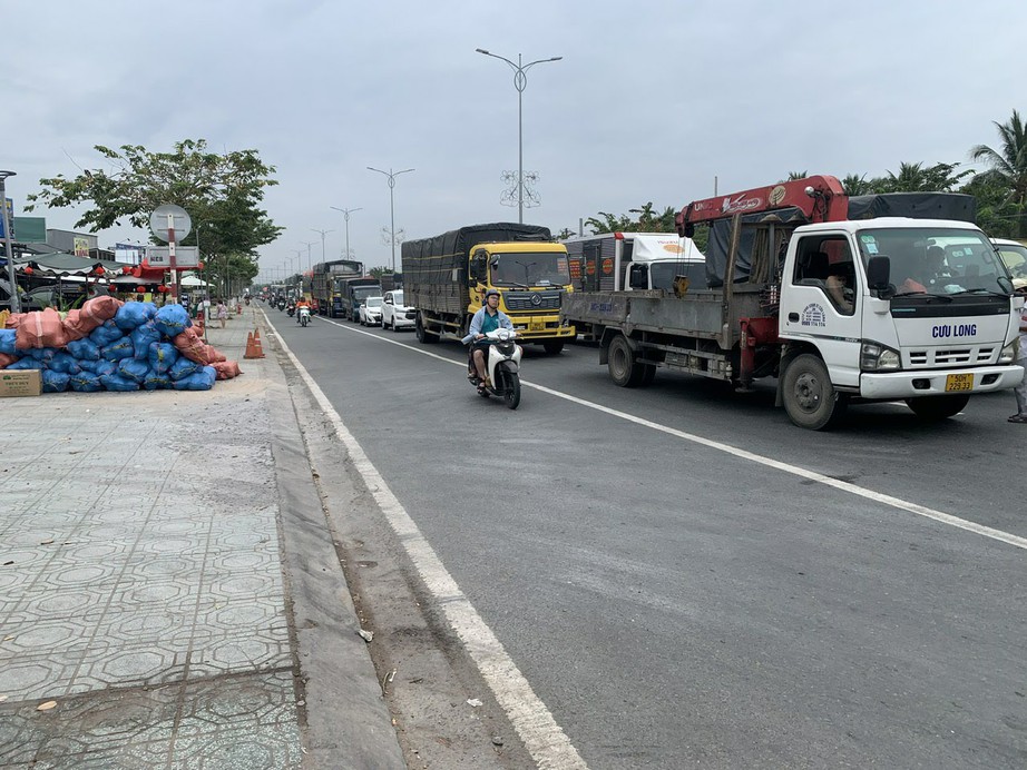 Cận Tết, cầu Rạch Miễu liên tục ùn ứ- Ảnh 2. Cận Tết, cầu Rạch Miễu liên tục ùn ứ- Ảnh 2.