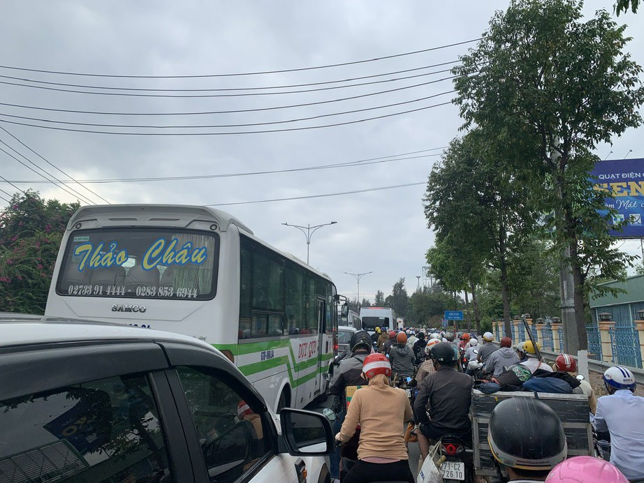 Cận Tết, cầu Rạch Miễu liên tục ùn ứ- Ảnh 4. Cận Tết, cầu Rạch Miễu liên tục ùn ứ- Ảnh 4.