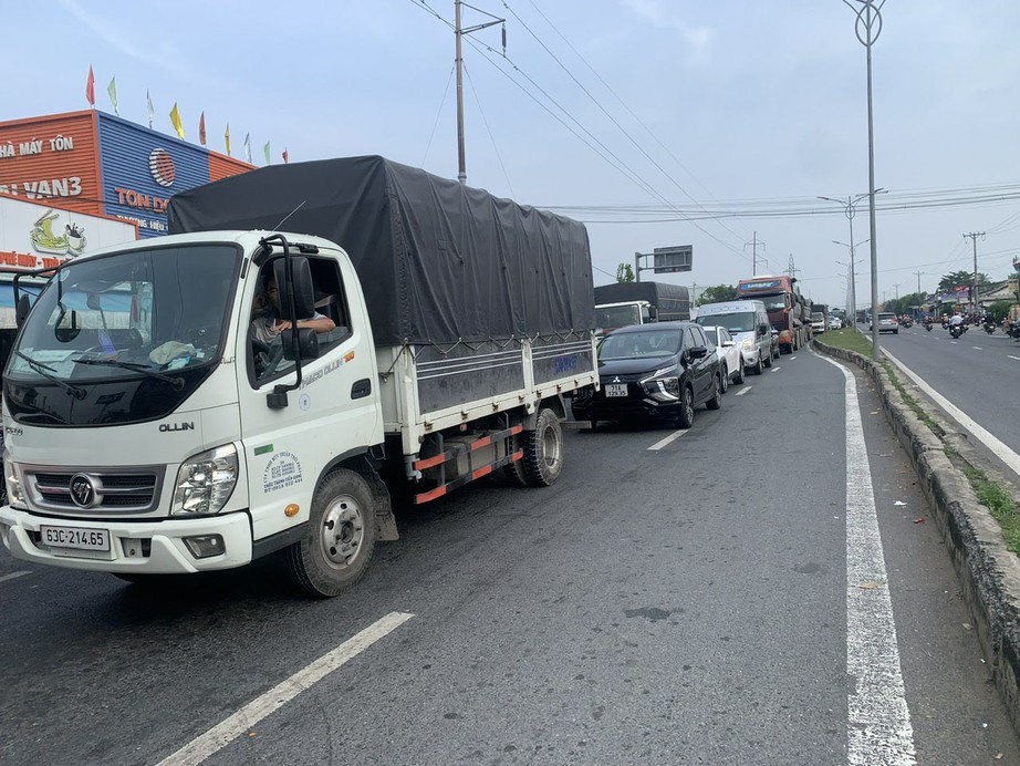 Cận Tết, cầu Rạch Miễu liên tục ùn ứ- Ảnh 5. Cận Tết, cầu Rạch Miễu liên tục ùn ứ- Ảnh 5.