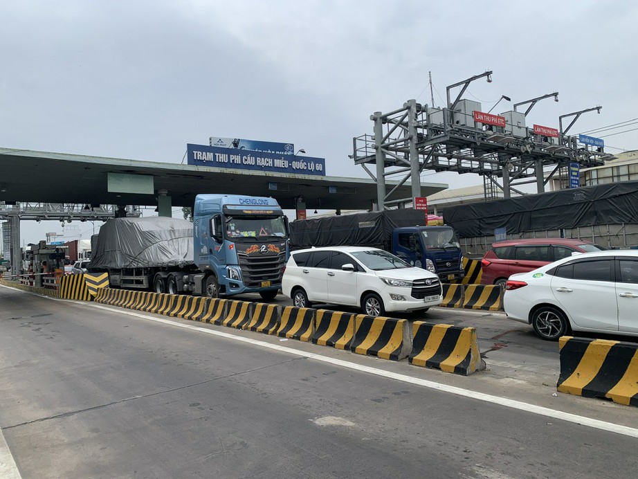 Cận Tết, cầu Rạch Miễu liên tục ùn ứ- Ảnh 3. Cận Tết, cầu Rạch Miễu liên tục ùn ứ- Ảnh 3.