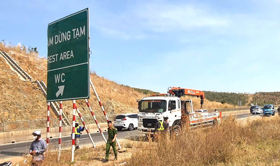 Xe cộ tấp nập ra v&agrave;o trạm dừng nghỉ tạm tr&ecirc;n cao tốc Vĩnh Hảo - Phan Thiết- Ảnh 3.