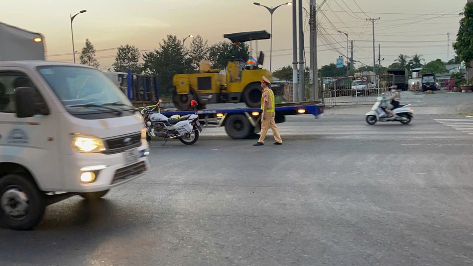 Chiều 26 Tết, d&ograve;ng xe nối d&agrave;i cả c&acirc;y số tr&ecirc;n QL1 qua Cần Thơ- Ảnh 4.