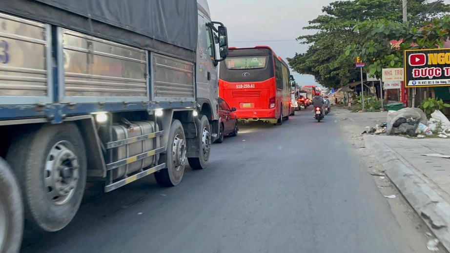 Chiều 26 Tết, d&ograve;ng xe nối d&agrave;i cả c&acirc;y số tr&ecirc;n QL1 qua Cần Thơ- Ảnh 1.