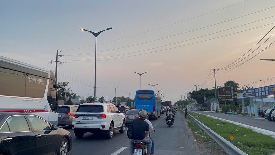 Chiều 26 Tết, d&ograve;ng xe nối d&agrave;i cả c&acirc;y số tr&ecirc;n QL1 qua Cần Thơ- Ảnh 5.