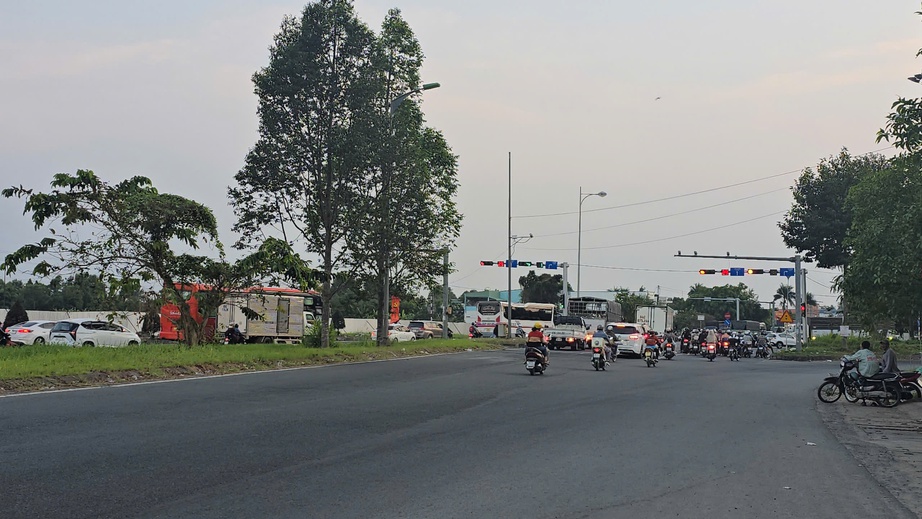 Chiều 26 Tết, d&ograve;ng xe nối d&agrave;i cả c&acirc;y số tr&ecirc;n QL1 qua Cần Thơ- Ảnh 3.