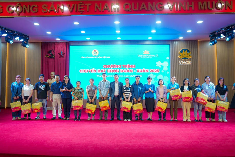 Vietnam Airlines phối hợp Tổng li&ecirc;n đo&agrave;n đưa người c&oacute; ho&agrave;n cảnh kh&oacute; khăn về qu&ecirc; đ&oacute;n Tết- Ảnh 1.