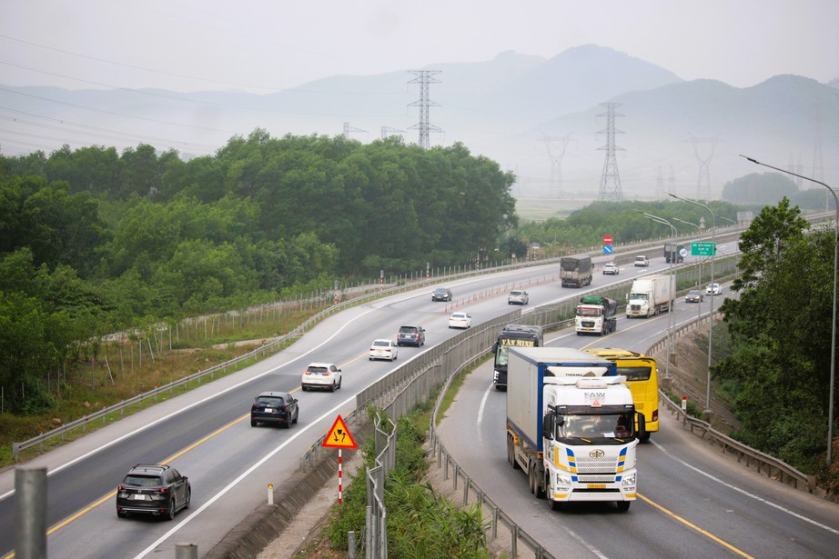 Xe cộ nhộn nhịp tr&ecirc;n quốc lộ 1 v&agrave; cao tốc Cam Lộ - La Sơn qua TP Huế ng&agrave;y gi&aacute;p Tết- Ảnh 1.