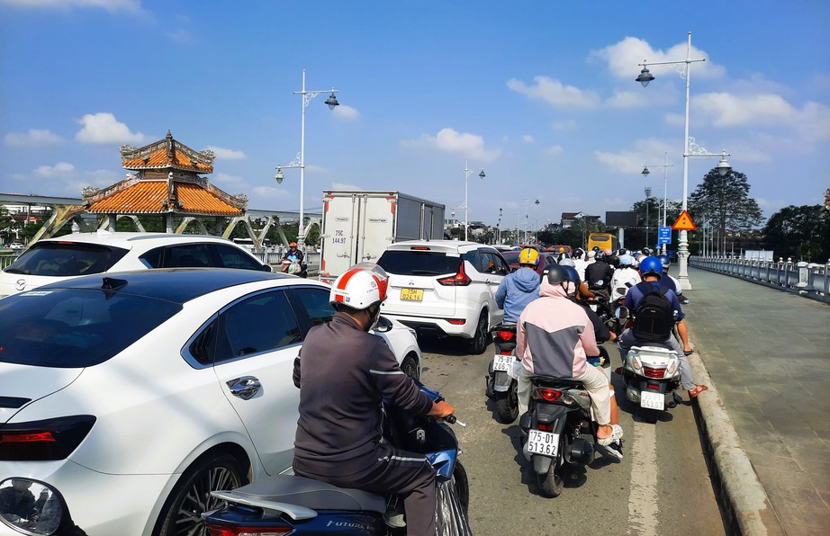 Xe cộ nhộn nhịp tr&ecirc;n quốc lộ 1 v&agrave; cao tốc Cam Lộ - La Sơn qua TP Huế ng&agrave;y gi&aacute;p Tết- Ảnh 10.