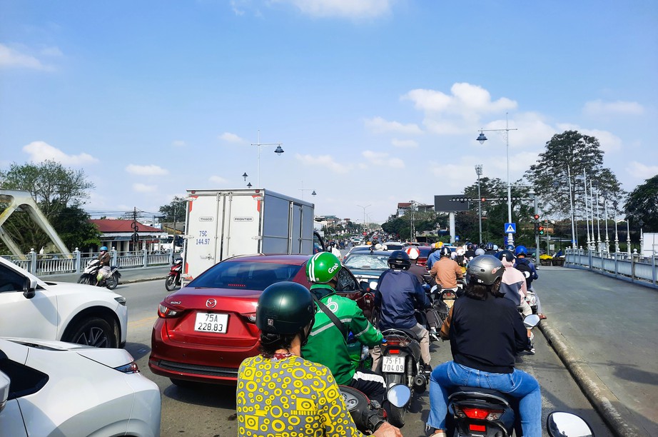 Xe cộ nhộn nhịp tr&ecirc;n quốc lộ 1 v&agrave; cao tốc Cam Lộ - La Sơn qua TP Huế ng&agrave;y gi&aacute;p Tết- Ảnh 11.