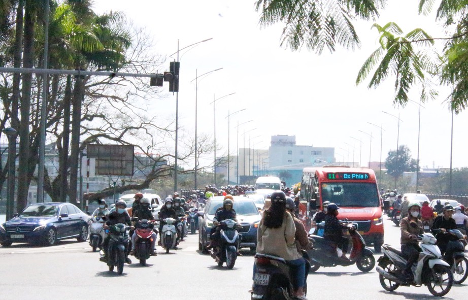 Xe cộ nhộn nhịp tr&ecirc;n quốc lộ 1 v&agrave; cao tốc Cam Lộ - La Sơn qua TP Huế ng&agrave;y gi&aacute;p Tết- Ảnh 12.