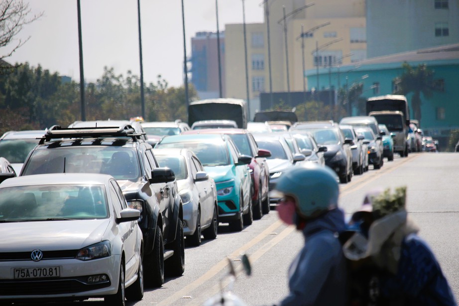 Xe cộ nhộn nhịp tr&ecirc;n quốc lộ 1 v&agrave; cao tốc Cam Lộ - La Sơn qua TP Huế ng&agrave;y gi&aacute;p Tết- Ảnh 13.