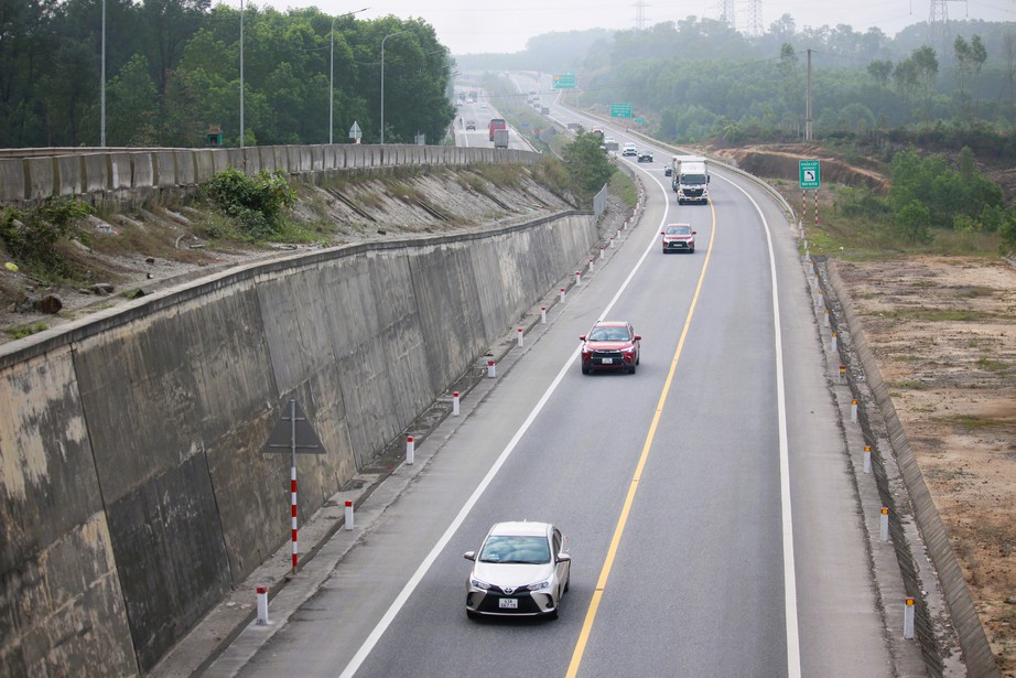 Xe cộ nhộn nhịp tr&ecirc;n quốc lộ 1 v&agrave; cao tốc Cam Lộ - La Sơn qua TP Huế ng&agrave;y gi&aacute;p Tết- Ảnh 2.