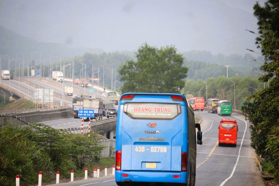 Xe cộ nhộn nhịp tr&ecirc;n quốc lộ 1 v&agrave; cao tốc Cam Lộ - La Sơn qua TP Huế ng&agrave;y gi&aacute;p Tết- Ảnh 3.