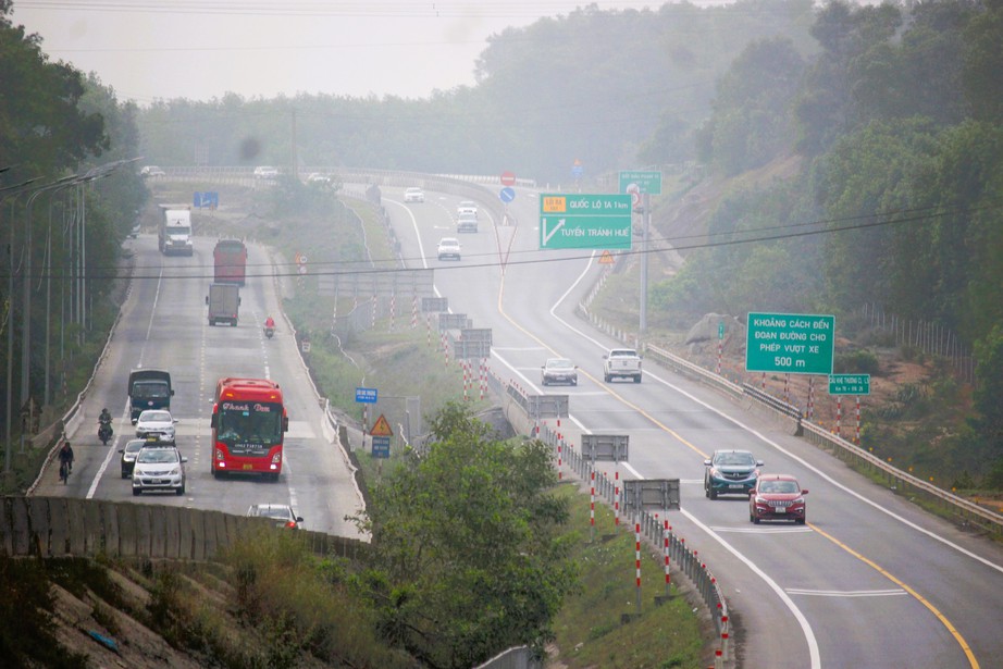 Xe cộ nhộn nhịp tr&ecirc;n quốc lộ 1 v&agrave; cao tốc Cam Lộ - La Sơn qua TP Huế ng&agrave;y gi&aacute;p Tết- Ảnh 4.