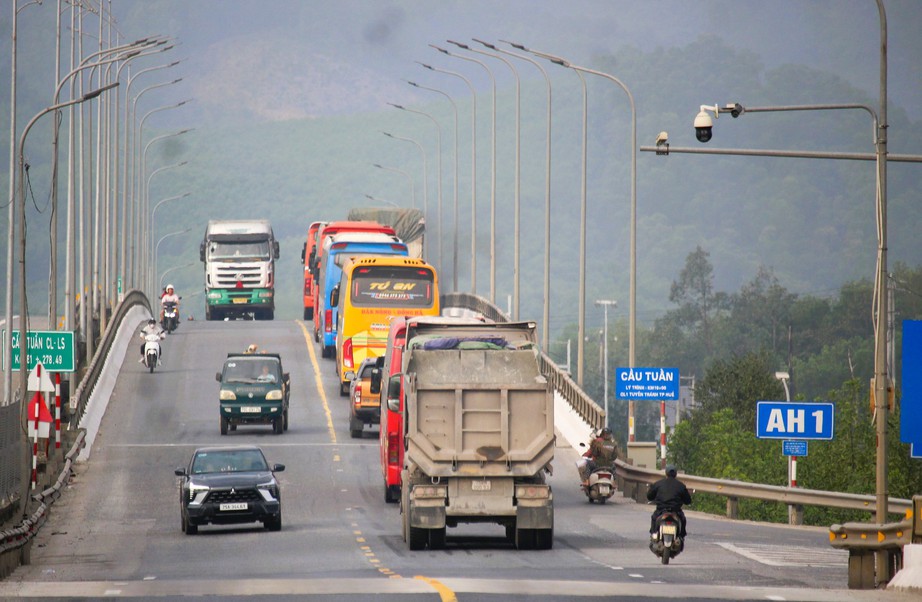 Xe cộ nhộn nhịp tr&ecirc;n quốc lộ 1 v&agrave; cao tốc Cam Lộ - La Sơn qua TP Huế ng&agrave;y gi&aacute;p Tết- Ảnh 6.