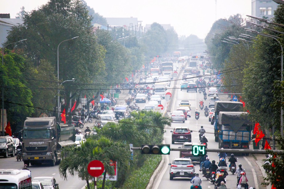 Xe cộ nhộn nhịp tr&ecirc;n quốc lộ 1 v&agrave; cao tốc Cam Lộ - La Sơn qua TP Huế ng&agrave;y gi&aacute;p Tết- Ảnh 7.