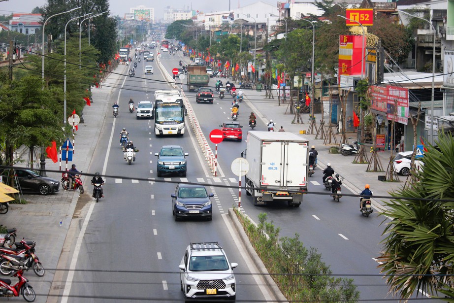 Xe cộ nhộn nhịp tr&ecirc;n quốc lộ 1 v&agrave; cao tốc Cam Lộ - La Sơn qua TP Huế ng&agrave;y gi&aacute;p Tết- Ảnh 8.