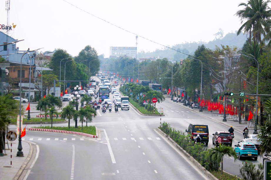 Xe cộ nhộn nhịp tr&ecirc;n quốc lộ 1 v&agrave; cao tốc Cam Lộ - La Sơn qua TP Huế ng&agrave;y gi&aacute;p Tết- Ảnh 9.