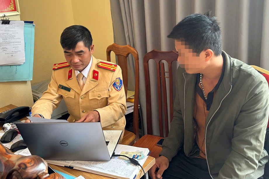 Tài xế đi ngược chiều đường dẫn vào cao tốc bị phạt 19 triệu, trừ 4 điểm bằng lái- Ảnh 2. Tài xế đi ngược chiều đường dẫn vào cao tốc bị phạt 19 triệu, trừ 4 điểm bằng lái- Ảnh 2.